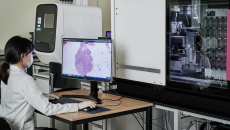 A clinician using the Lunit INSIGHT CXR software