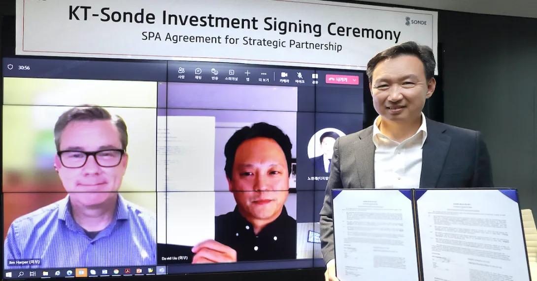 Executive Director Lim Seung-hyuk (right), head of KT's Digital &amp; Bio Health Business Group, is taking a photo after signing a strategic partnership with Sonde Health CEO David Liu (center) and COO Jim Harper (left)