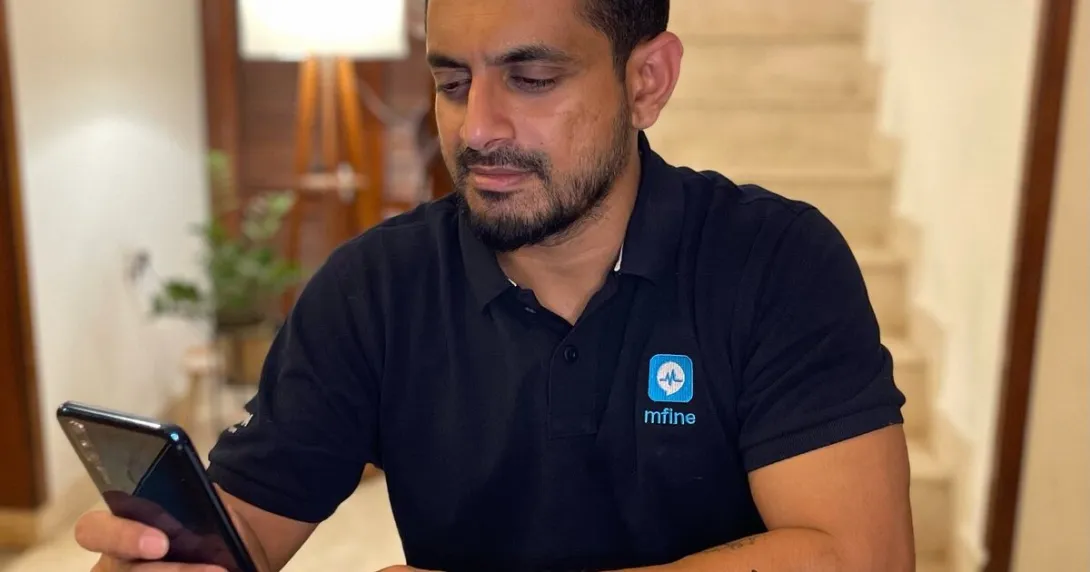 MFine CTO Ajit Narayanan holding a smartphone to measure his vitals