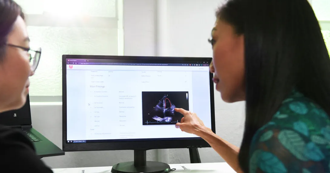 A doctor explaining a patient's findings from a reading by the Us2.v1 software.