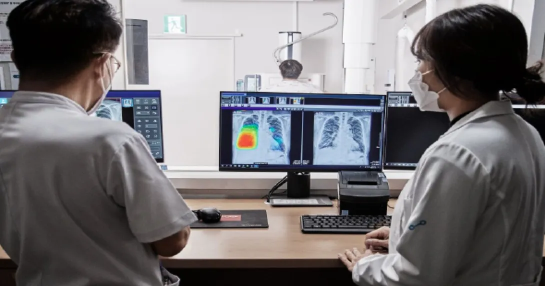 Doctors examine a chest x-ray finding generated by Lunit INSIGHT CXR