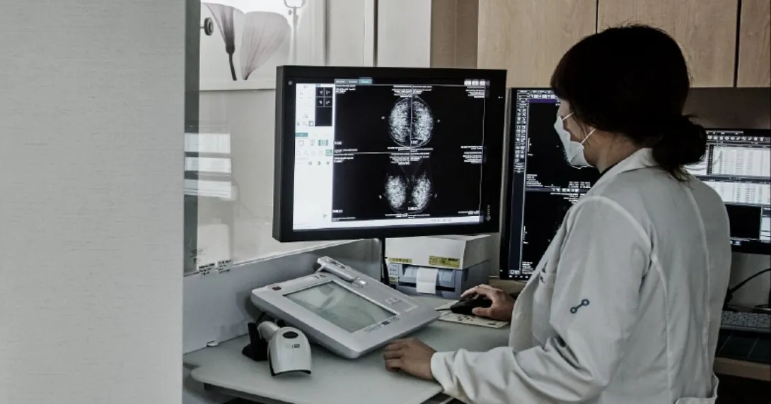 A clinician looking at a breast mammography report analysed by Lunit INSIGHT MMG